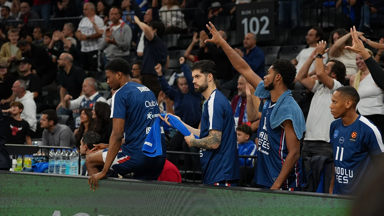 Anadolu Efes benchinde ısınan oyuncular, tribünlerde seyirci