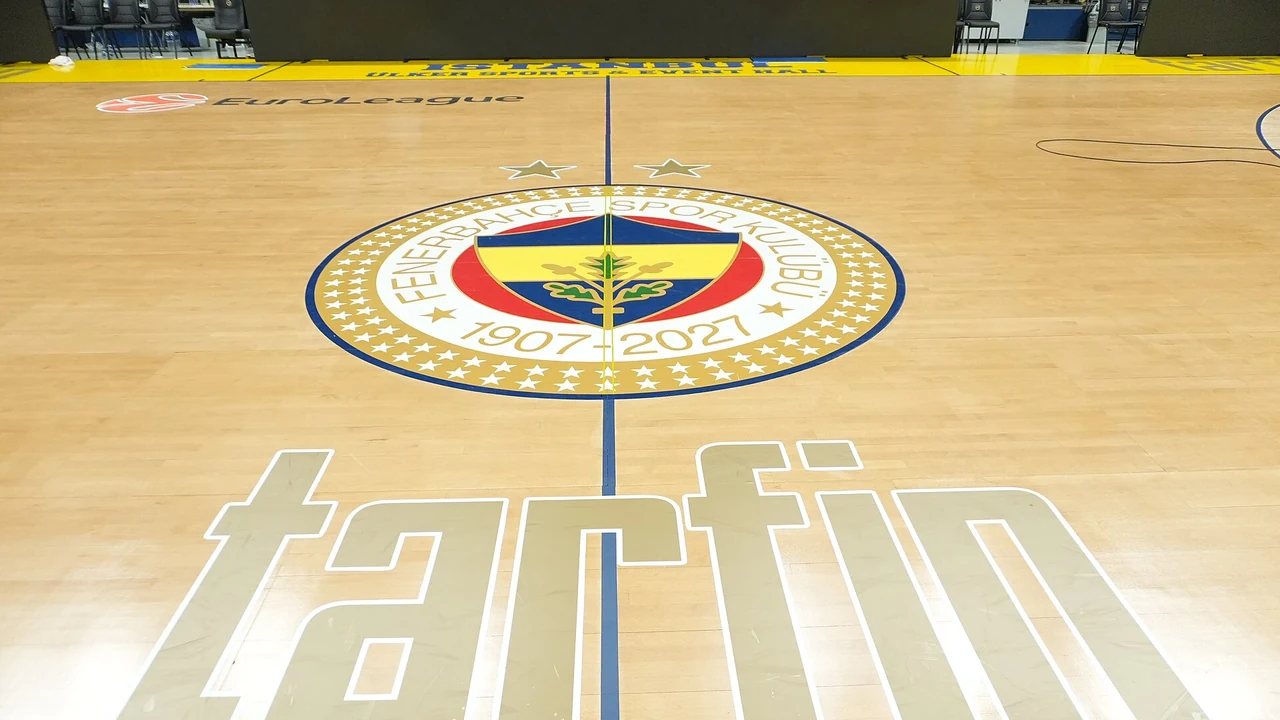 Salonda oynanan EuroLeague maçında tribünler dolu, pota altında hücum