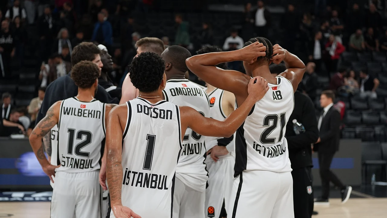 Savunmada çömelmiş oyuncular ve pota altında mücadele, dolu tribün